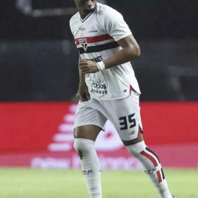 Sabino usa cabelo em homenagem ao clube