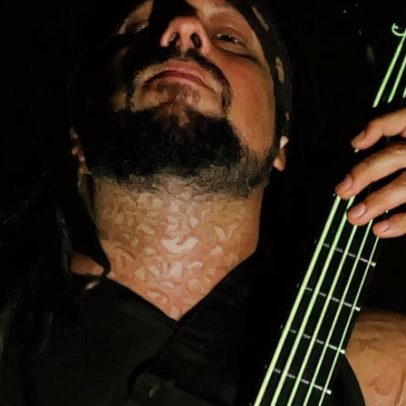 Fieldy, ex-baixista do KoRn, diz ter saído da banda por não se vacinar