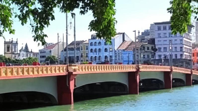 Dois assaltos são registrados no mesmo dia em pontes no Centro do Recife.