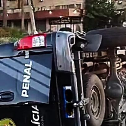 Viatura da Cadeia Pública de Porto Alegre capota na Avenida Aparício Borges