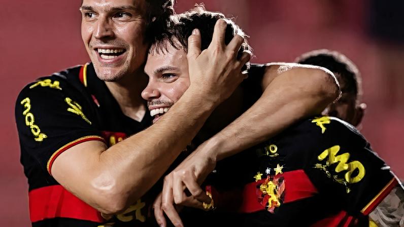 Perotti comemora com Barletta, um dos "presenteados" com uma das três assistências no jogo.