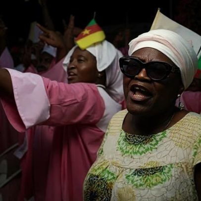Milhares celebram missa ao ar livre com o Papa Leão em Camarões