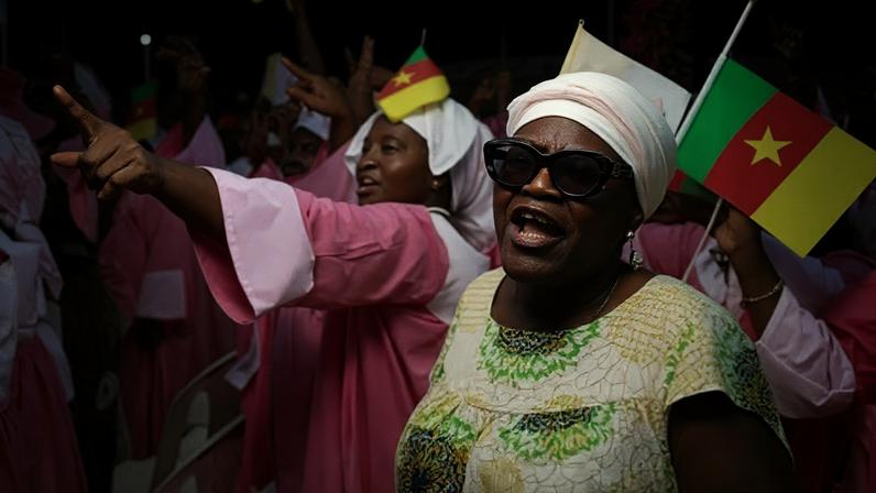 Milhares celebram missa ao ar livre com o Papa Leão em Camarões