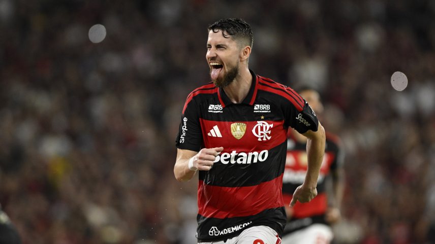 Jorginho cobra pênalti contra o Santos — Foto: André Durão / ge