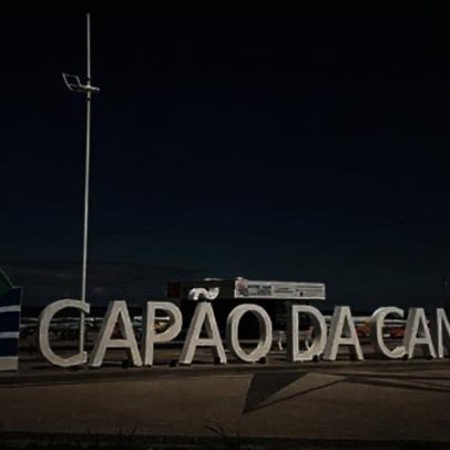 Placa de publicidade cai sobre homem em Capão da Canoa