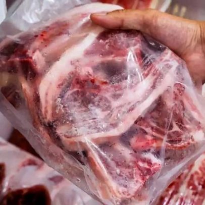 Descongelar carne de forma correta com práticas seguras
