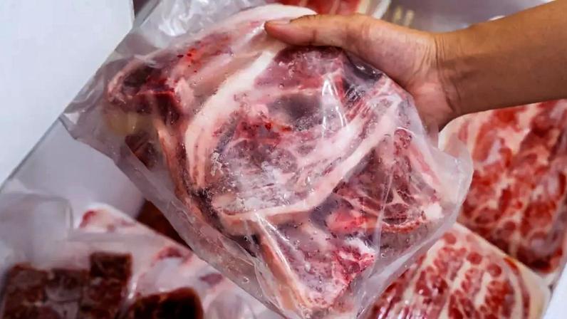 Descongelar carne de forma correta com práticas seguras