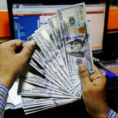 Dólar fecha abaixo de R$5 pela primeira vez em dois anos
