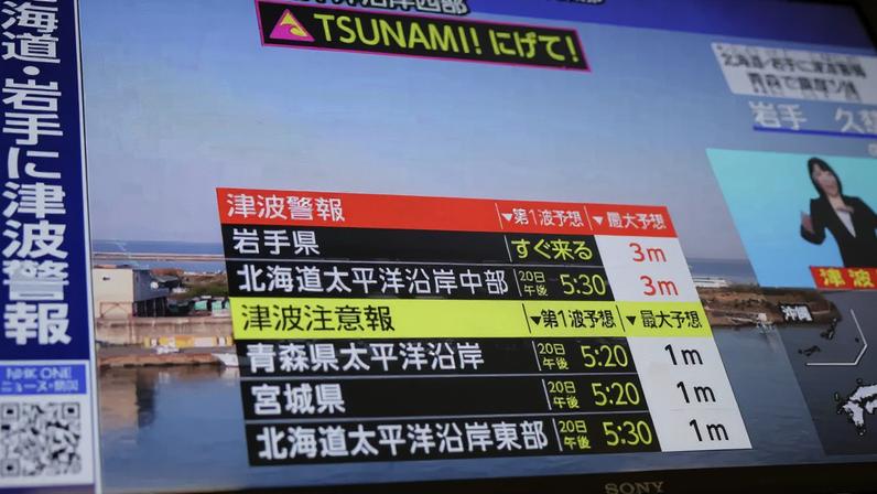 Televisão japonesa exibe reportagem com alerta de tsunami, após um terremoto de magnitude 7,4 na costa nordeste do país nesta segunda-feira, 20 de abril de 2026.
