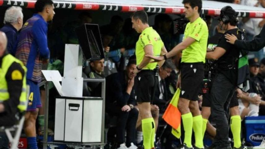 Árbitro Jose Maria Sanchez Martinez olha o monitor do VAR durante partida entre Real Madrid e Athletic Bilbao –