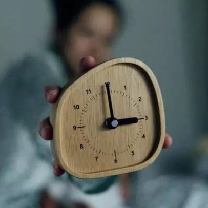 Despertar no meio da noite: causas comuns e sinais a observar