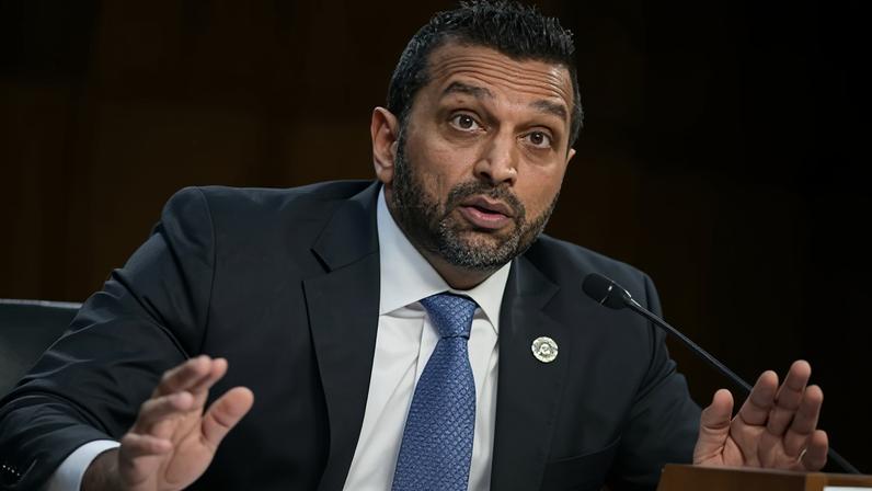 Kash Patel processa o The Atlantic por reportagem sobre acusações de má conduta