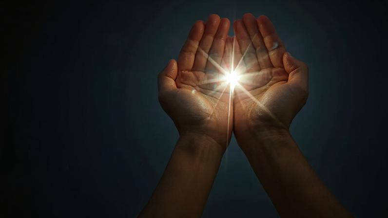 Descubra formas simples de manter a espiritualidade no dia a dia, mesmo com uma rotina corrida, e fortalecer sua conexão emocional e interior