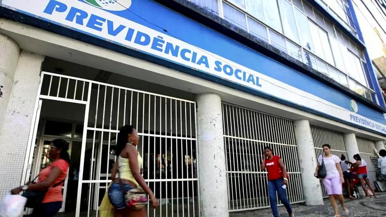 Entre os direitos da pessoa idosa com menor renda, destaca-se o Benefício de Prestação Continuada (BPC/LOAS). Esse benefício assistencial garante um salário mínimo mensal à pessoa idosa com 65 anos ou mais que comprove baixa renda familiar, mesmo que nunca tenha contribuído para a Previdência Social – depositphotos.com / joasouza
