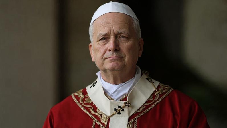 Papa Leão 14 olhando para a frente