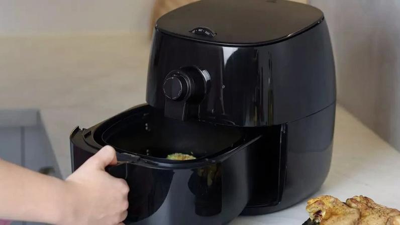 Air Fryer é saudável? Especialistas revelam como o aparelho afeta calorias, o risco da acrilamida e os cuidados com revestimentos antiaderentes