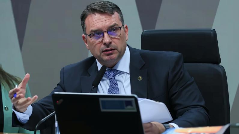 Flávio diz que Bolsonaro e os perseguidos subirão com ele à rampa do Planalto