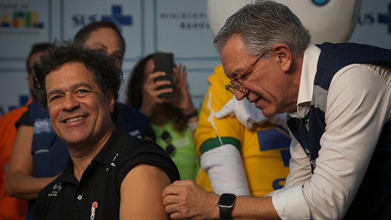 Rio de Janeiro (RJ), 29/04/2026 - Ministro da Saúde, Alexandre Padilha, e o ex-jogador de futebol, Raí, participam do lançamento da campanha de vacinação contra sarampo para proteção dos torcedores que vão para Copa do Mundo de 2026. Foto: Rafael Nascimento/MS