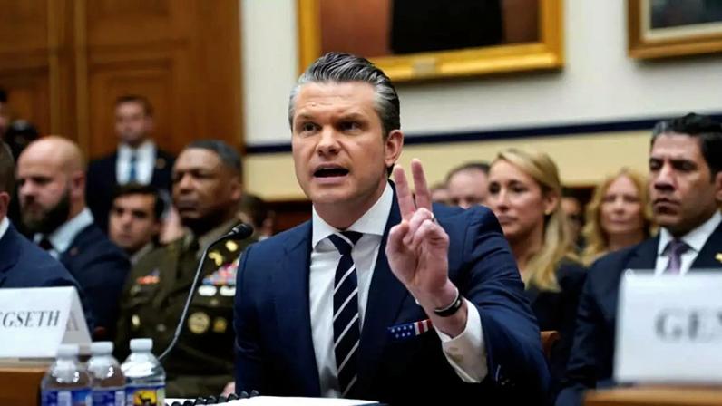 O secretário de Defesa dos EUA, Pete Hegseth, discursa em uma comissão do Congresso americano. Em 29 de abril de 2026.