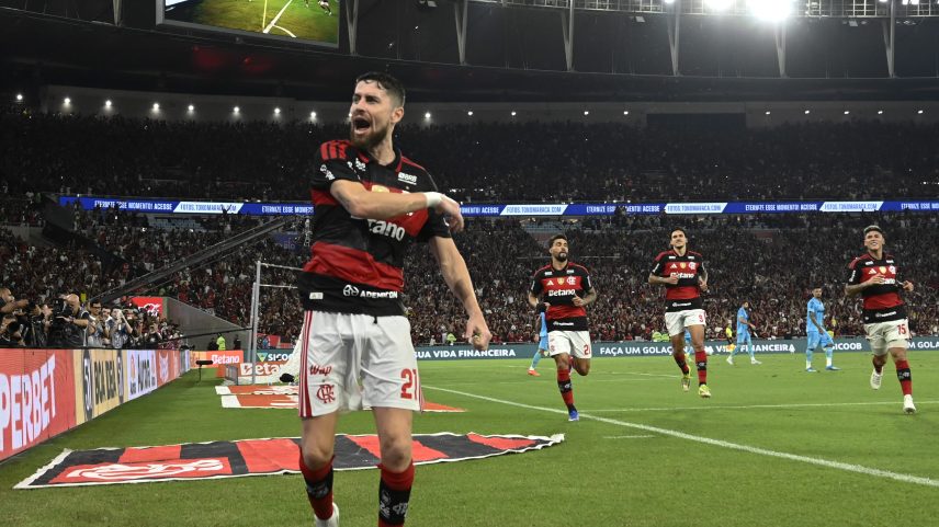Jorginho comemora um dos gols do Flamengo sobre o Santos — Foto: André Durão / ge