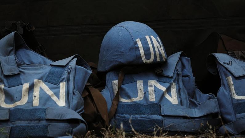 Um capacete e coletes de proteção dos soldados da ONU, conhecidos como "capacetes azuis". (Foto de Ilustração)