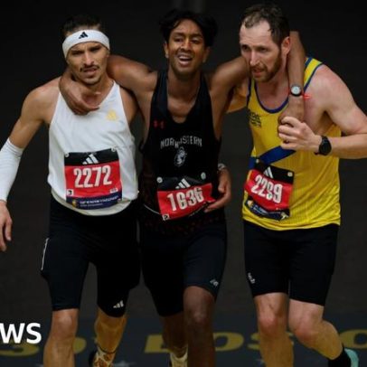 Corredores ajudam homem exausto a terminar a Maratona de Boston
