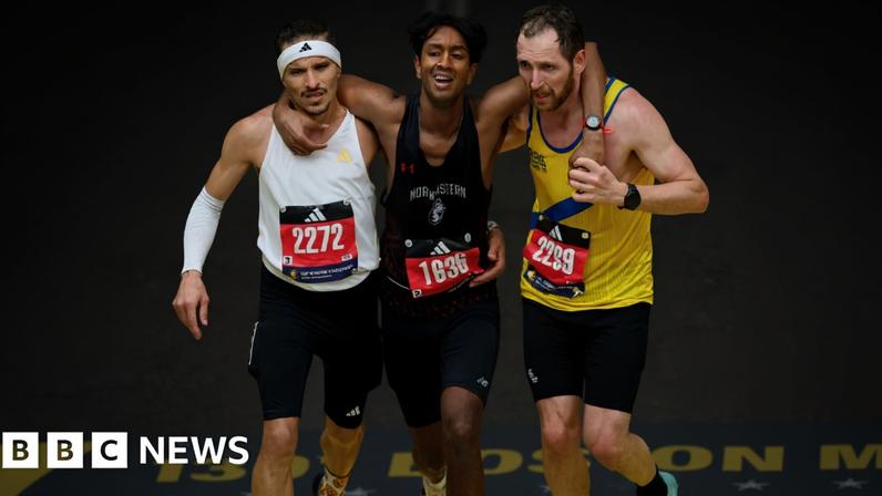 Corredores ajudam homem exausto a terminar a Maratona de Boston