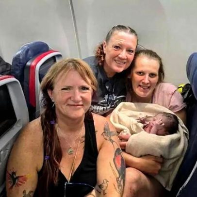 Mulher dá à luz durante voo; entenda os riscos para o bebê