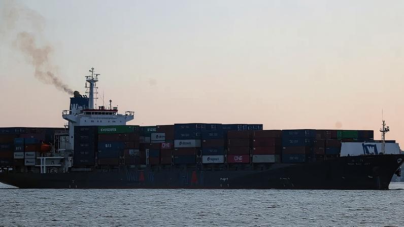 Navio porta-contêineres navega em direção à Malásia (foto de arquivo)