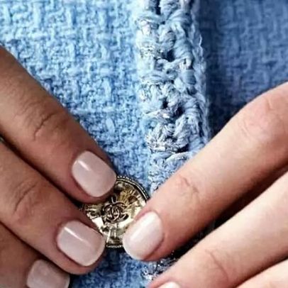 Unhas elegantes e discretas indicadas por especialistas para mãos aos 40+