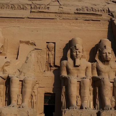 Templos de Abu Simbel esculpidos na rocha ganham destaque arqueológico