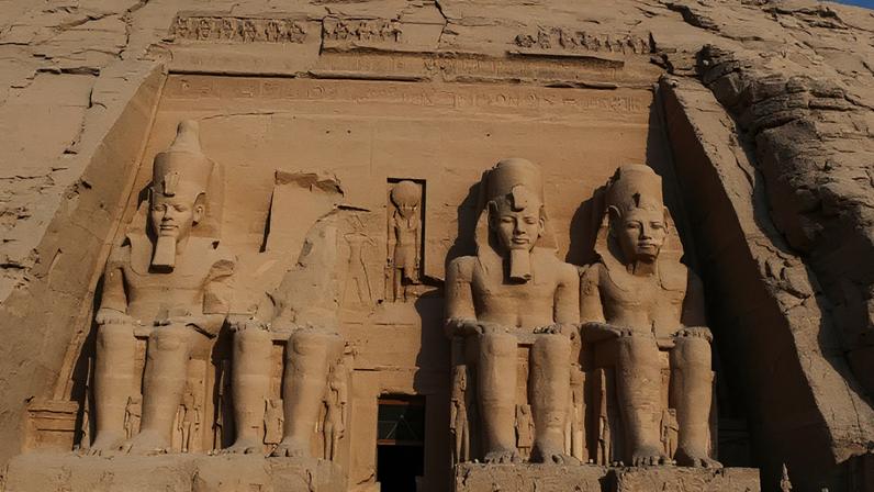 Templos de Abu Simbel esculpidos na rocha ganham destaque arqueológico