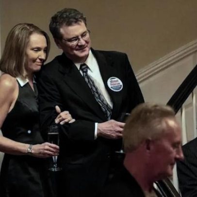 Série com Colin Firth e Toni Collette destaca caso que intriga até hoje