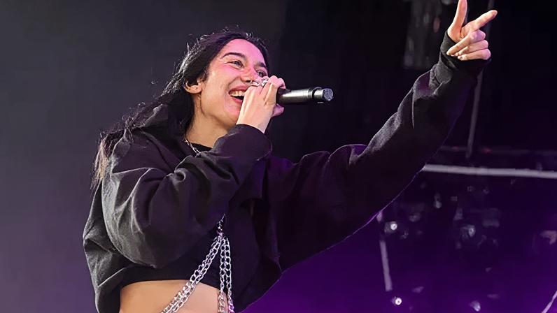 Julia Wolf, estrela do alt-pop, comenta sobre viralização