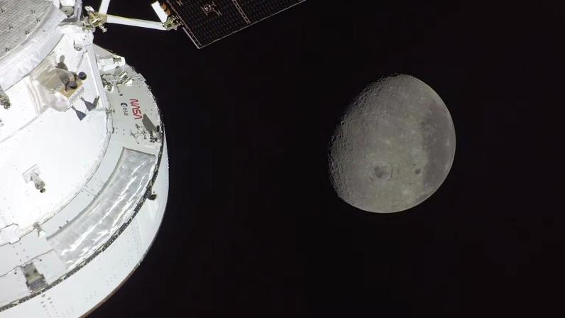 Terra se põe sobre a Lua; crateras e nuvens sobre Austrália visíveis (Imagem: NASA)