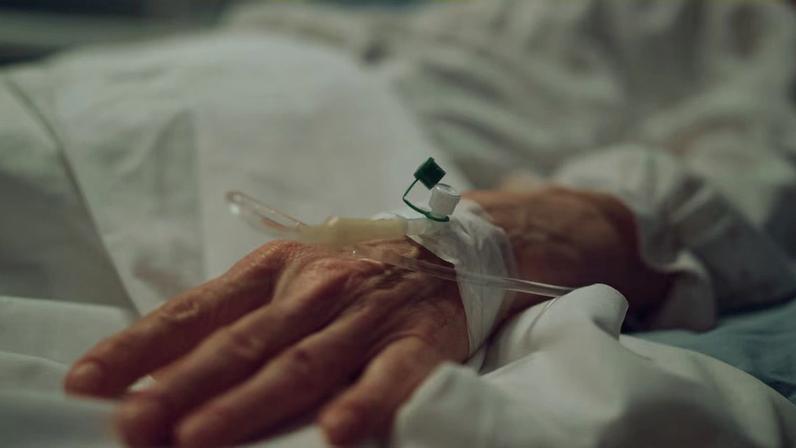 Novo estudo concluiu que a vacina contra covid-19 reduziu pela metade as visitas ao pronto-socorro e as hospitalizações entre adultos saudáveis. Foto: Stockbusters/Adobe Stock