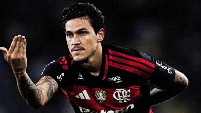 Pedro recebe homenagem após tornar-se maior artilheiro do Flamengo no século