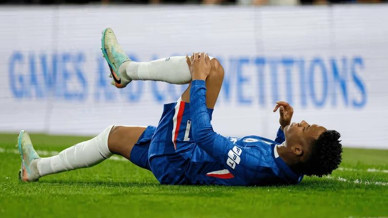 Estêvão se contorce em dores. Jornal alerta sobre o risco do atacante ficar fora da Copa