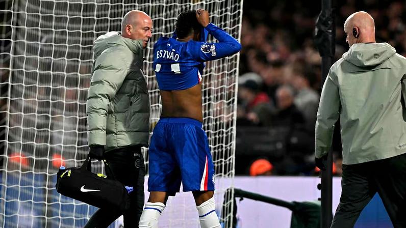 Estêvão deixou jogo do Chelsea com lesão na coxa