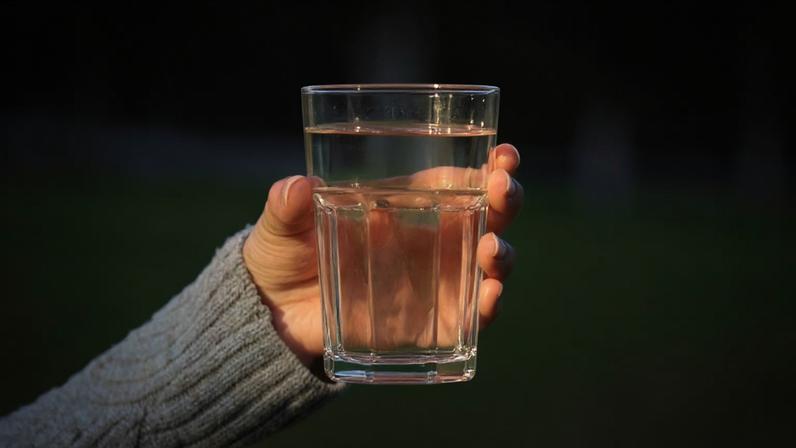Água fria reduz o apetite antes das refeições. (Foto: Getty Images via Canva)