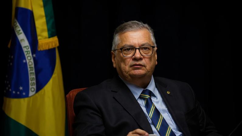 Dino afirma que 'mudanças superficiais, assentadas em slogans fáceis, ou de caráter puramente retaliatório não fortalecem o Brasil', em referência à proposta de Fachin