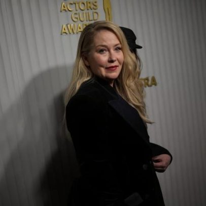 Christina Applegate estaria hospitalizada desde março devido à esclerose múltipla