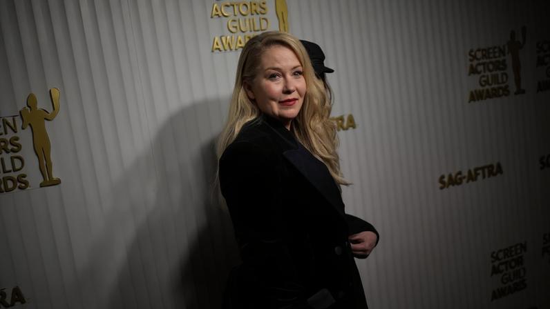 Christina Applegate estaria hospitalizada desde março devido à esclerose múltipla