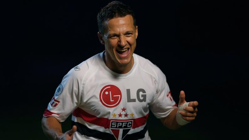 Muita fome. Dormir na rua. Abandono da mãe. Pobreza absoluta. Campeão mundial pelo São Paulo. A incrível história de superação de Souza