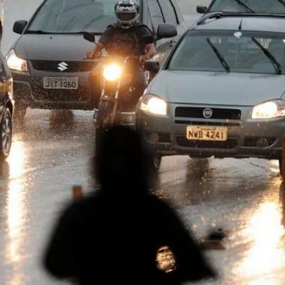 Carreta com problema mecânico causa congestionamento na BR-230 em João Pessoa