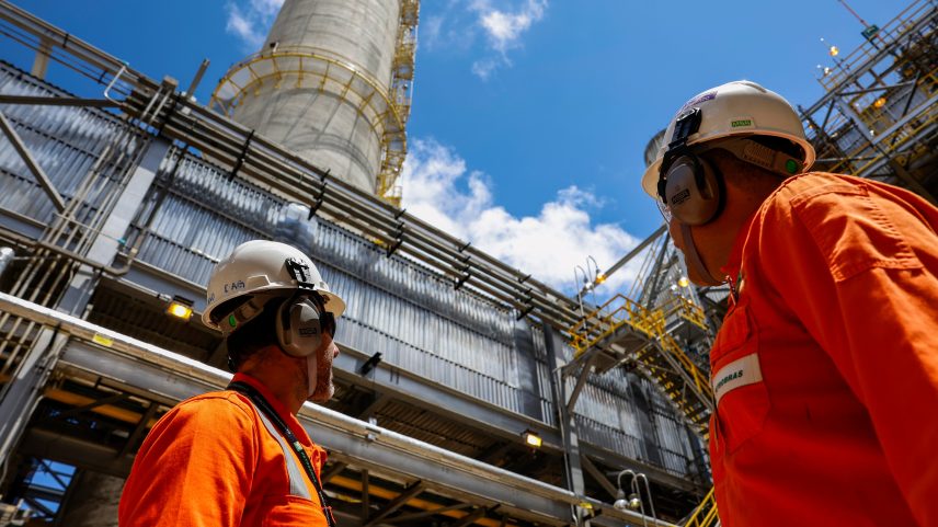 Ipojuca (PE) 01/11/2024 – Time de engenheiros da Refinaria Abreu e Lima (RNEST), da Petrobras, em visita técnica na unidade U-93 de abatimento de emissões de gases SNOX, que transforma óxido de enxofre e óxido de nitrogênio em ácido sulfúrico a ser comercializado. A estrutura será a primeira do tipo a funcionar nas Américas, terceira no mundo. Foto: Fernando Frazão/Agência Brasil