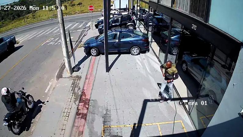 Após recolher as joias, o assaltante deixou o local e embarcou em uma motocicleta que já o aguardava na porta do estabelecimento, conduzida por um segundo suspeito.