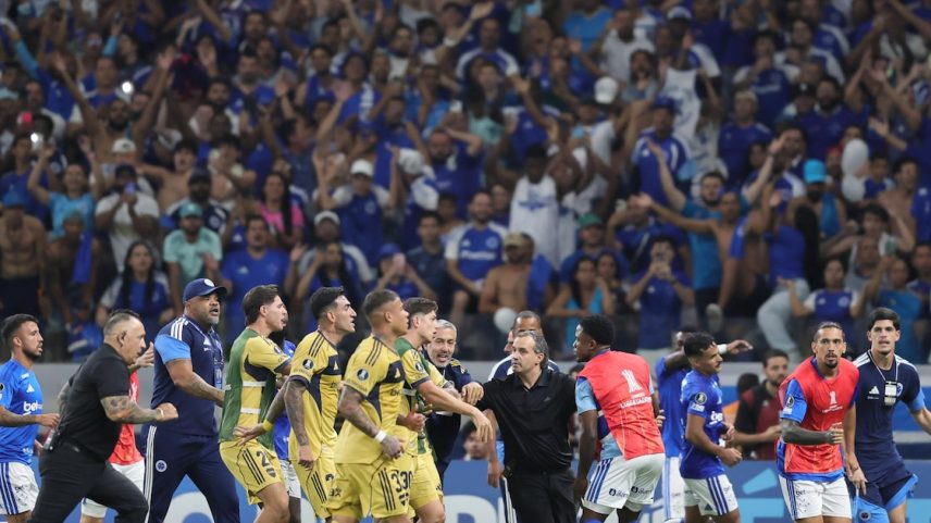 Confusão tomou conta do campo após o apito final.