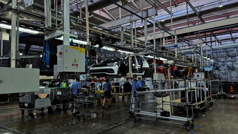 Tera, da Volkswagen, na linha de montagem em Taubaté. Fábrica erguida para produzir Gol agora faz Polo e Tera