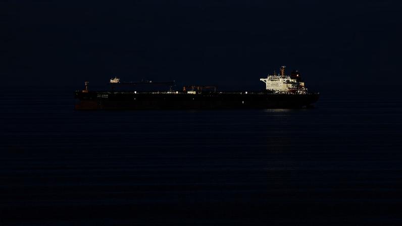 Navios petroleiros passam pelo estreito de Ormuz